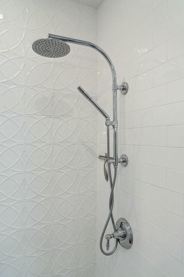 room details featuring tiled shower