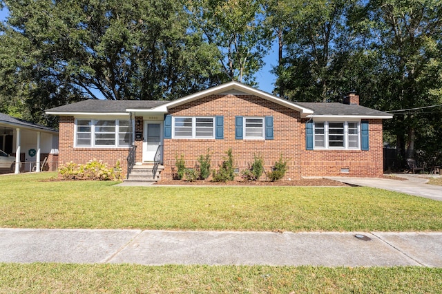 view of front of home featuring a front lawn