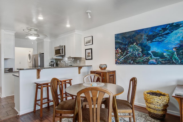 dining room with dark wood-style floors and ceiling fan