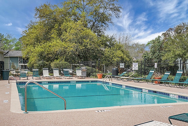 view of swimming pool