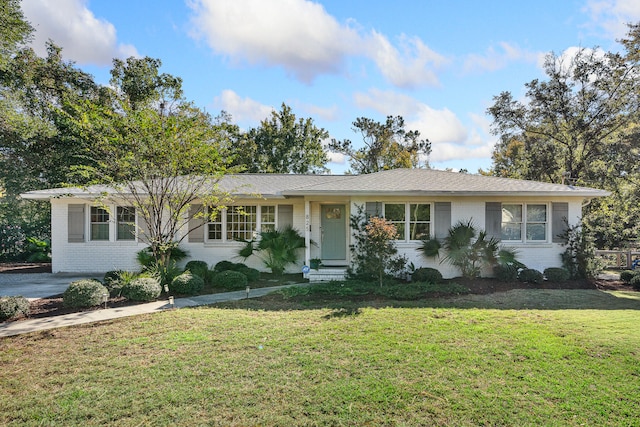 ranch-style house featuring a front lawn