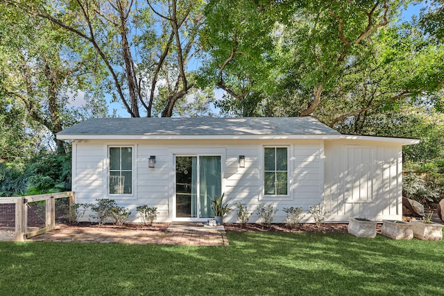 back of house featuring a yard