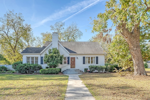 view of front of property featuring a front lawn