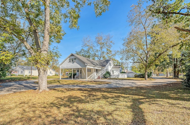 view of front of house featuring a front lawn and covered porch