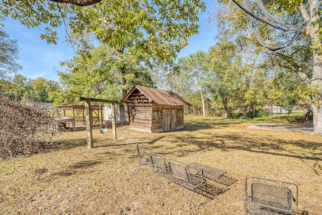 view of yard featuring an outbuilding