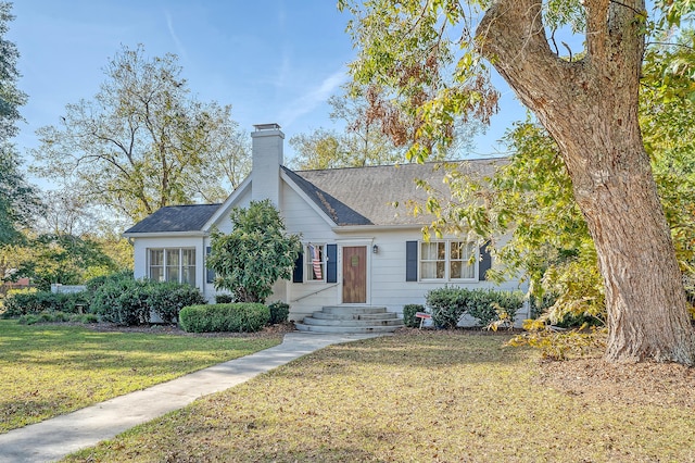 view of front facade featuring a front lawn