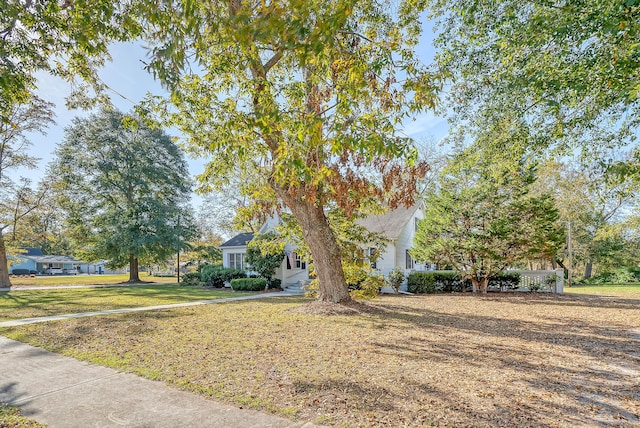 view of front facade with a front lawn