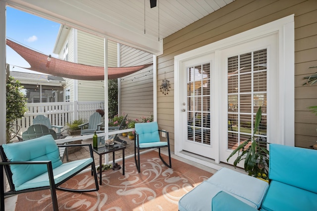sunroom with a ceiling fan