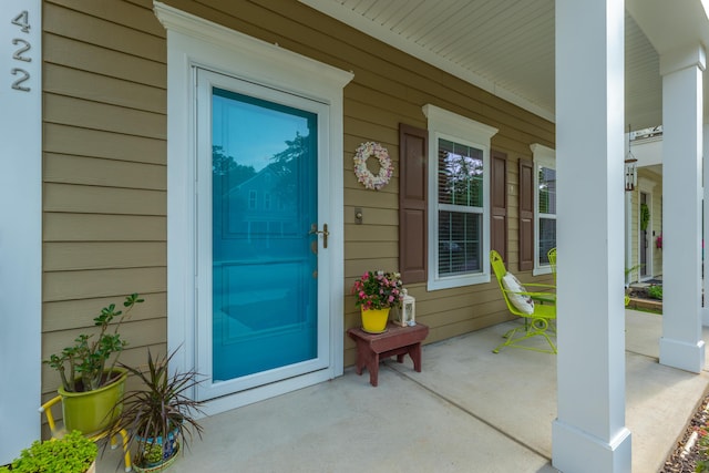 property entrance with covered porch