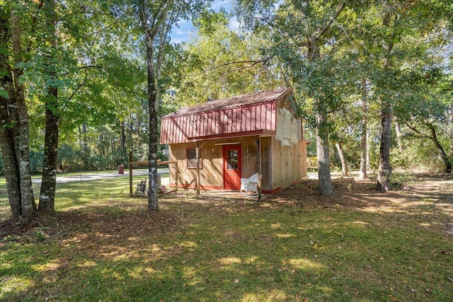 view of outdoor structure featuring a yard