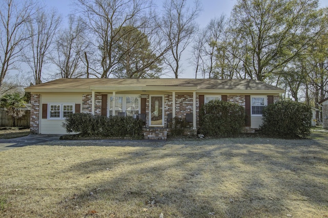 single story home with a front lawn