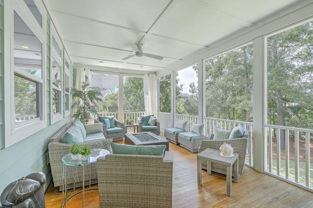 sunroom with ceiling fan