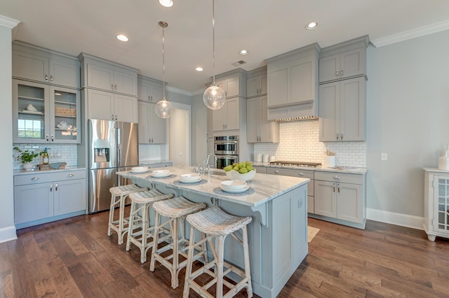 kitchen featuring stainless steel appliances, gray cabinetry, a breakfast bar area, and crown molding