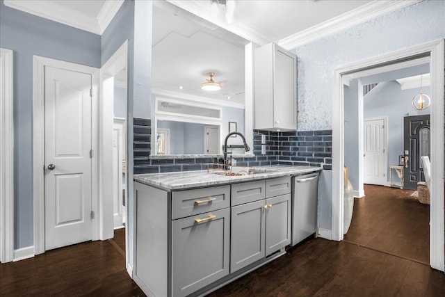 kitchen featuring sink, dishwasher, dark hardwood / wood-style floors, and gray cabinets