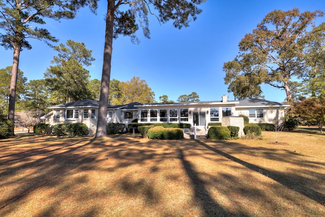 view of front of house with a front lawn