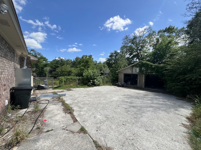 view of yard featuring an outbuilding