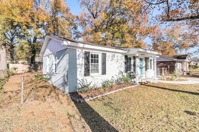 ranch-style house with a front yard