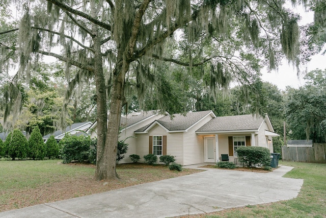 ranch-style home featuring a front yard and covered porch