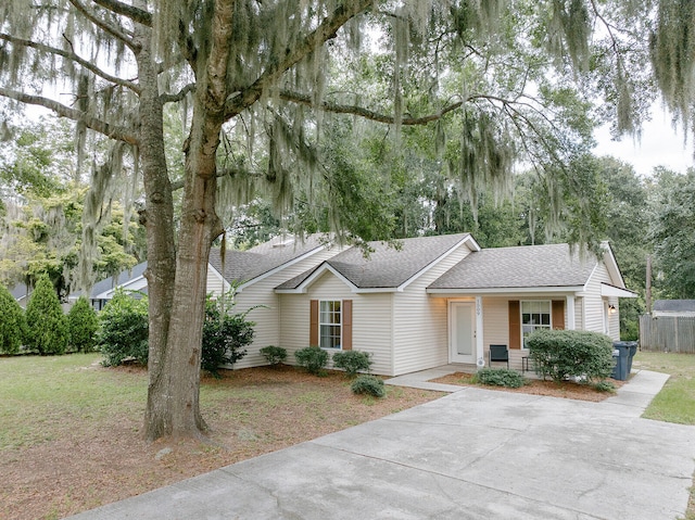 single story home featuring a front yard and covered porch