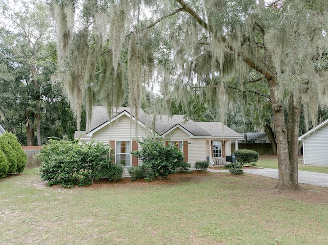 single story home with a front lawn