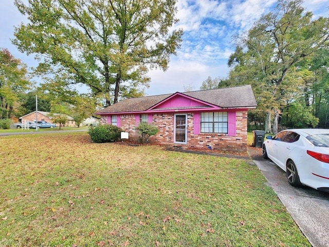 single story home with a front lawn