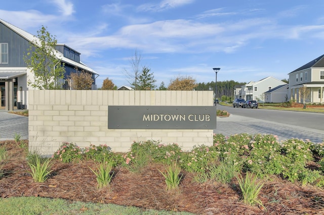 community / neighborhood sign with a residential view