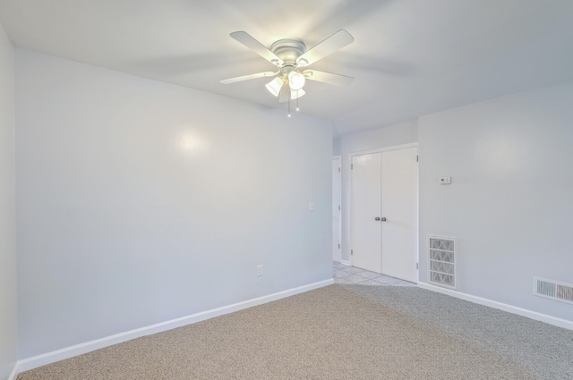 carpeted empty room featuring ceiling fan