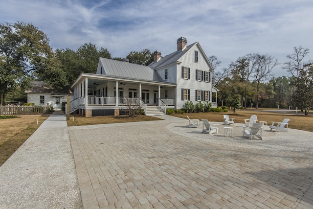 view of front of property featuring an outdoor fire pit and covered porch