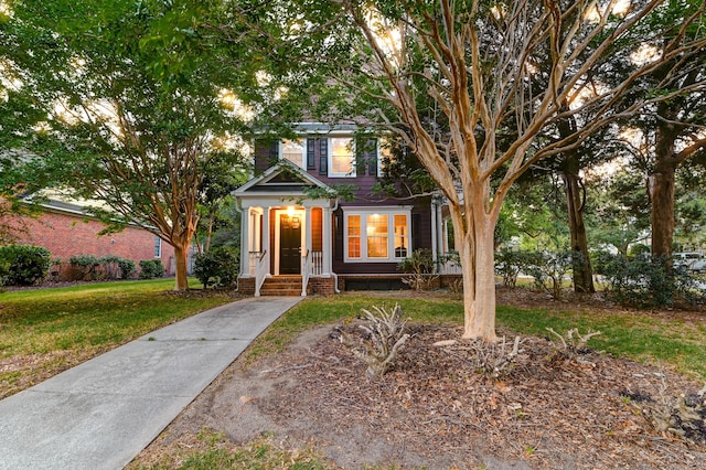 view of front facade featuring a front yard