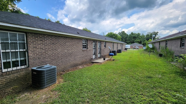 view of yard featuring central AC unit