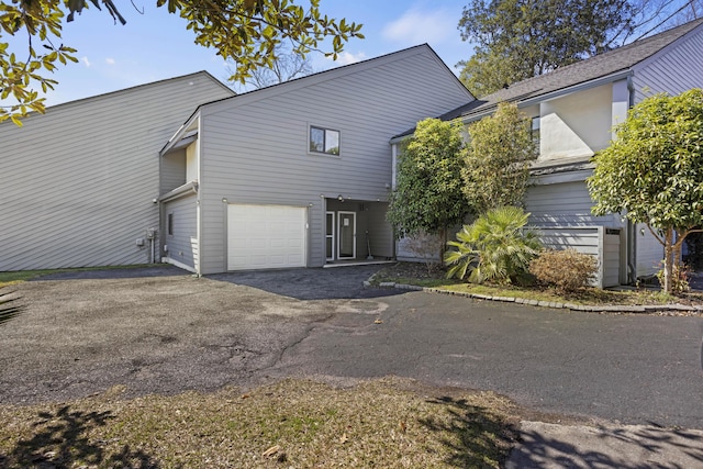 view of front of home featuring a garage and driveway