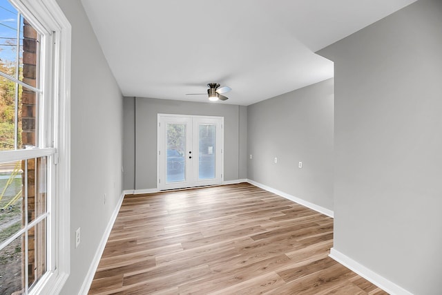 unfurnished room featuring light wood-style floors, baseboards, and ceiling fan