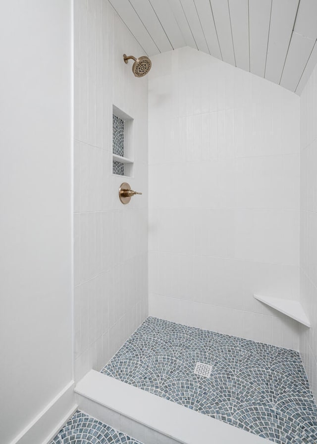 bathroom featuring a tile shower