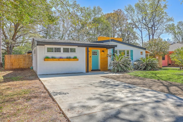32 Briarcliff Dr, Charleston, SC 29407 - view of front facade featuring stucco siding, fence, and concrete driveway