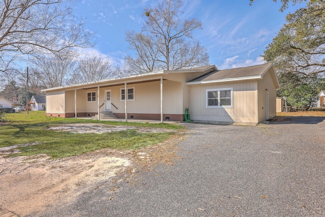 single story home featuring a front lawn