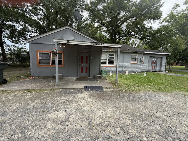 715 Yew St, Charleston, SC 29407 - view of front of home featuring a front lawn