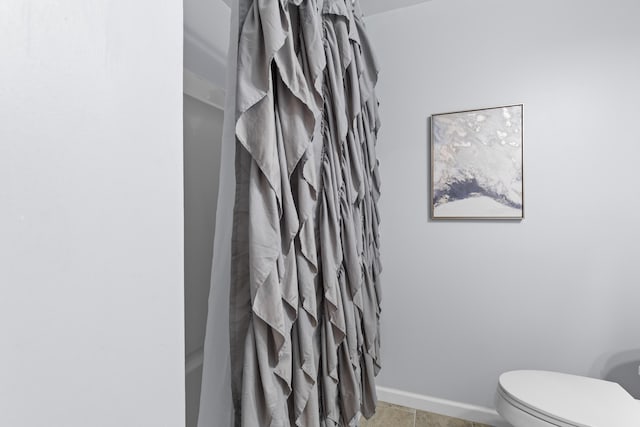 7239 Commodore Rd, Hollywood, SC 29449 - full bathroom featuring toilet, curtained shower, baseboards, and tile patterned floors