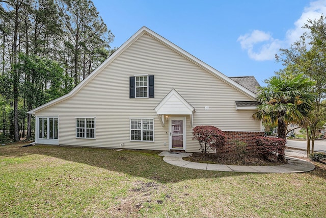 view of front facade featuring a front yard and brick siding