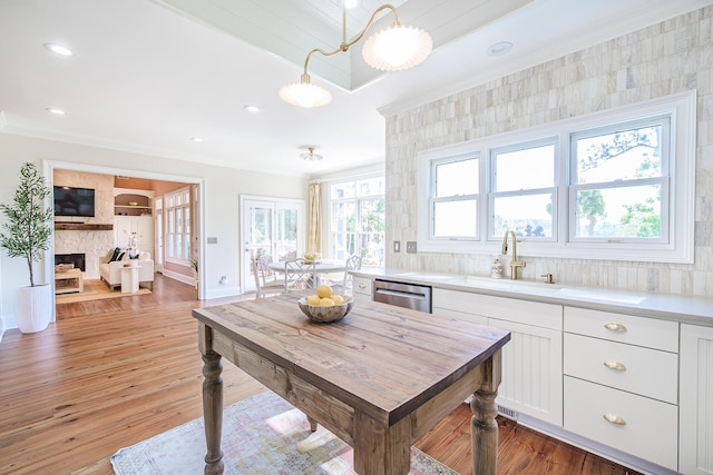 3130 Pignatelli Cres, Mount Pleasant, SC 29466 - kitchen featuring a sink, dishwasher, ornamental molding, white cabinets, and light countertops