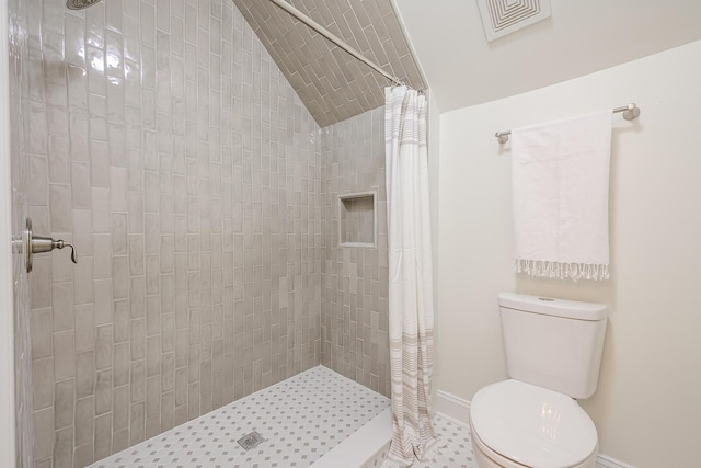 3130 Pignatelli Cres, Mount Pleasant, SC 29466 - full bath featuring a tile shower, toilet, baseboards, and vaulted ceiling