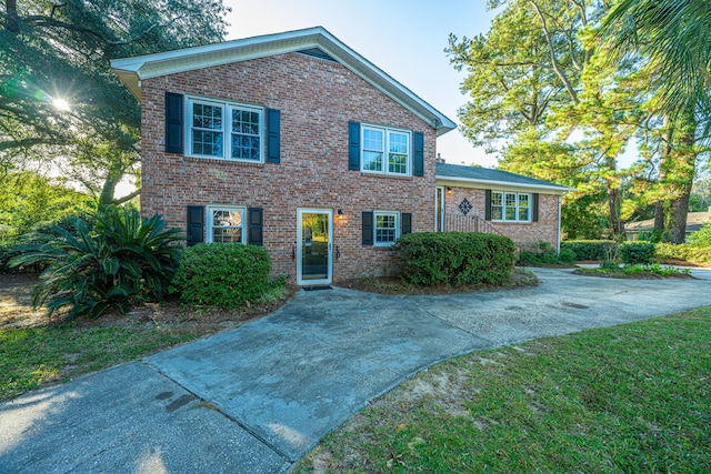 view of front facade with a front yard