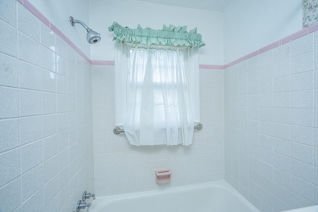 bathroom featuring tiled shower / bath combo