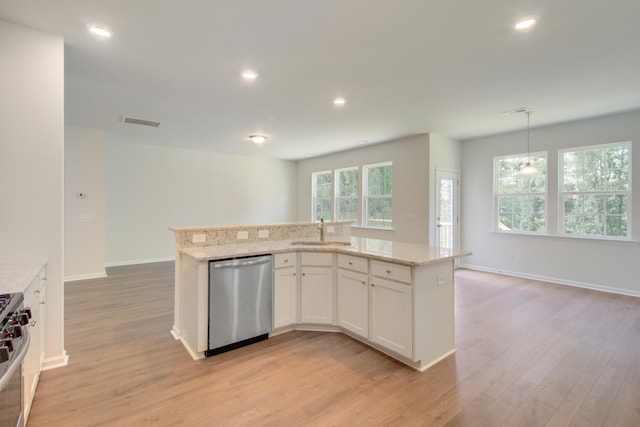 kitchen featuring light wood-style flooring, recessed lighting, a sink, visible vents, and appliances with stainless steel finishes