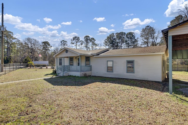 single story home featuring a front yard