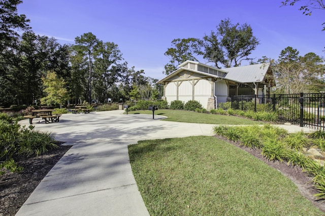 view of property's community featuring a lawn