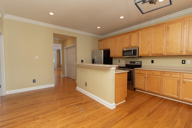 kitchen featuring a kitchen island, appliances with stainless steel finishes, light hardwood / wood-style flooring, and crown molding