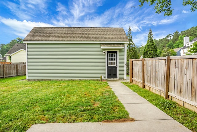 view of outdoor structure with an outdoor structure and a fenced backyard