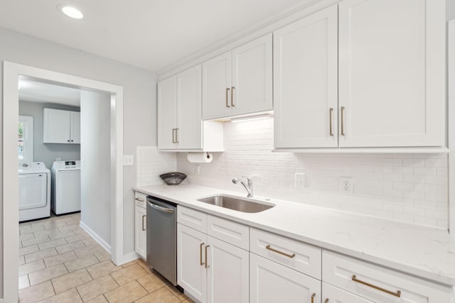 kitchen featuring washing machine and clothes dryer, backsplash, white cabinetry, a sink, and dishwasher