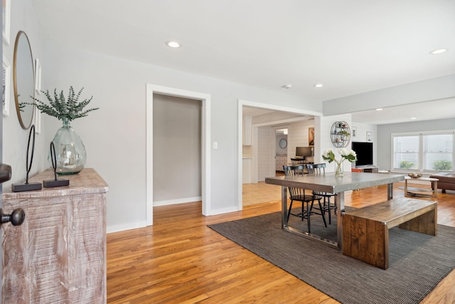 dining room with light wood-style flooring, baseboards, and recessed lighting