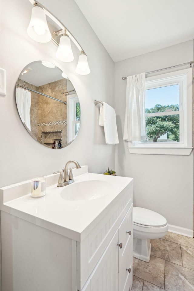 full bath featuring a shower with shower curtain, baseboards, vanity, and toilet